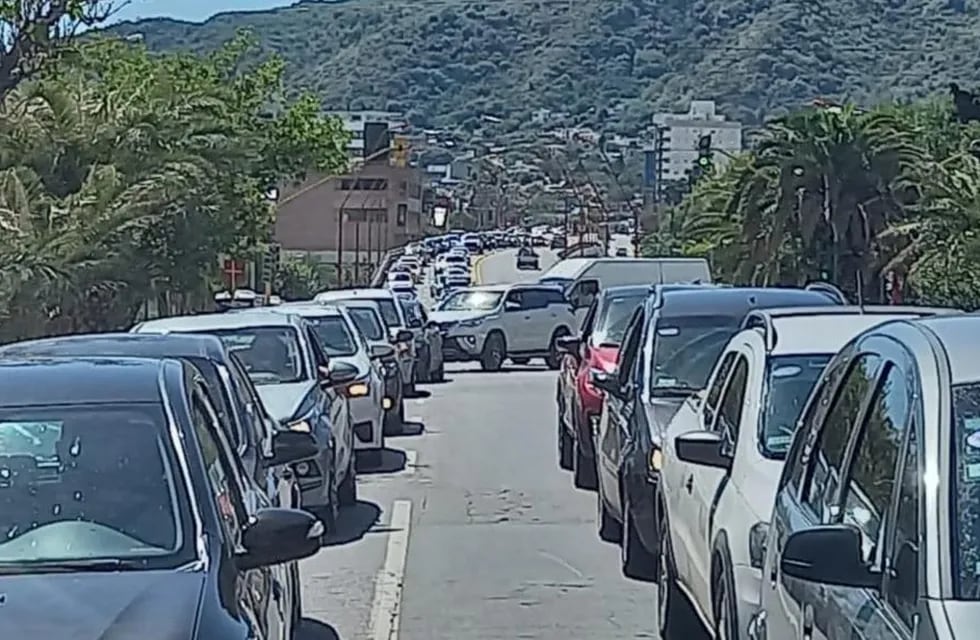 El tránsito en Villa Carlos Paz, colapsado. (La Voz)
