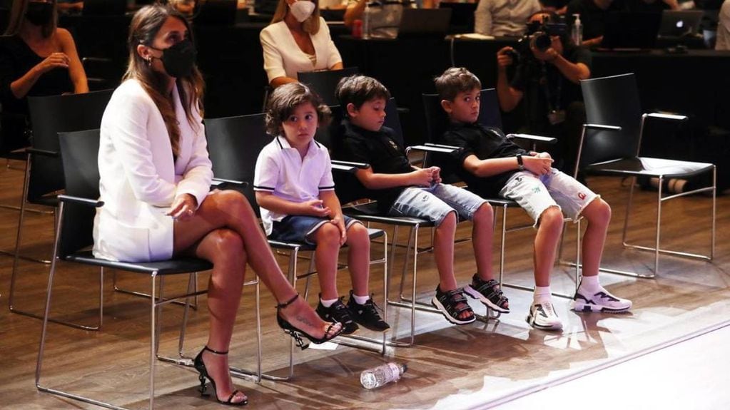 Los hijos de Leo estuvieron sentados junto a su mamá durante la conferencia de prensa.