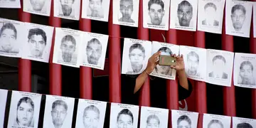 Fotos de parte de los 43 estudiantes desaparecidos en México. (El Universal vía Zuma Wire/DPA/Archivo)