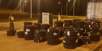 Secuestran millonario cargamento de neumáticos sobre la Ruta Nacional N°14