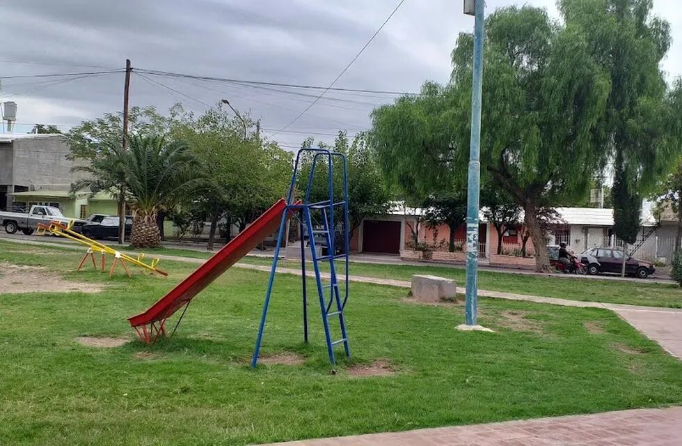 Anoche en la plaza del barrio Los Toneles de Godoy Cruz una nena de 12 años que jugaba en el predio resultó herida por un tiro en una pierna. Gentileza