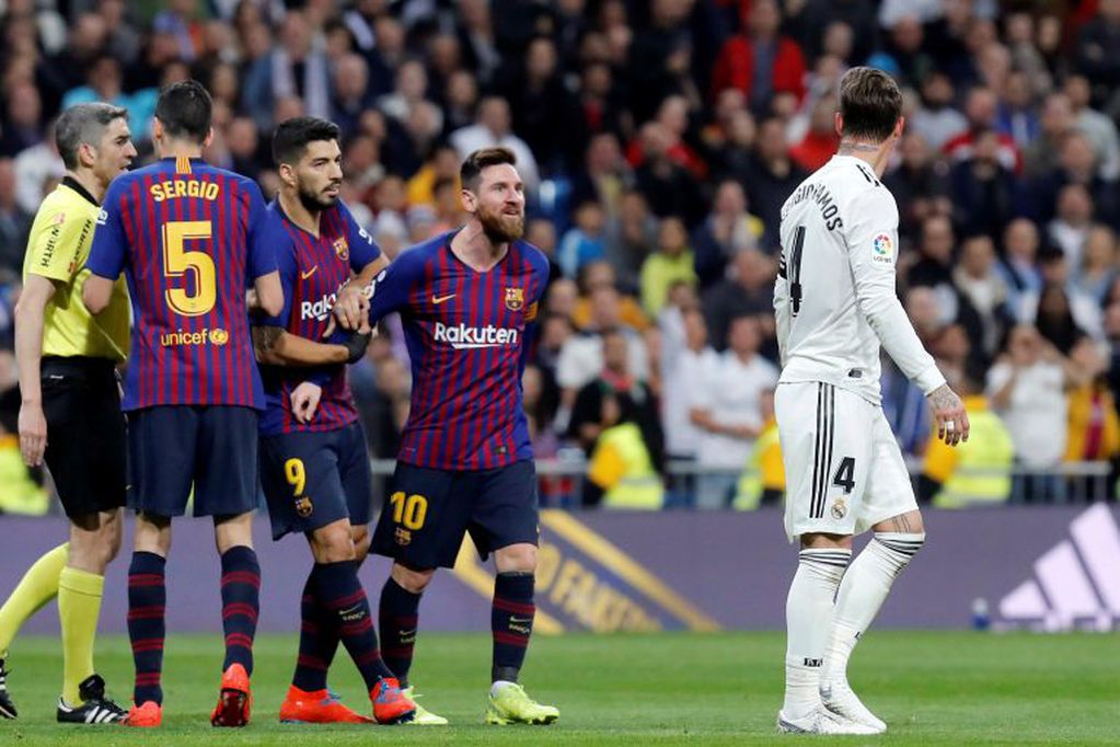 Lionel Messi y Sergio Ramos tuvieron varios cruces picantes en Barcelona-Real Madrid. (EFE/ Juan Carlos Hidalgo)