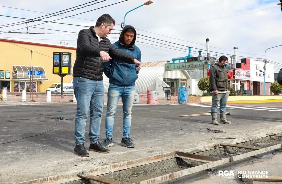 El intendente de Río Grande recorrió el asfaltado de Perito Moreno y 9 de julio.