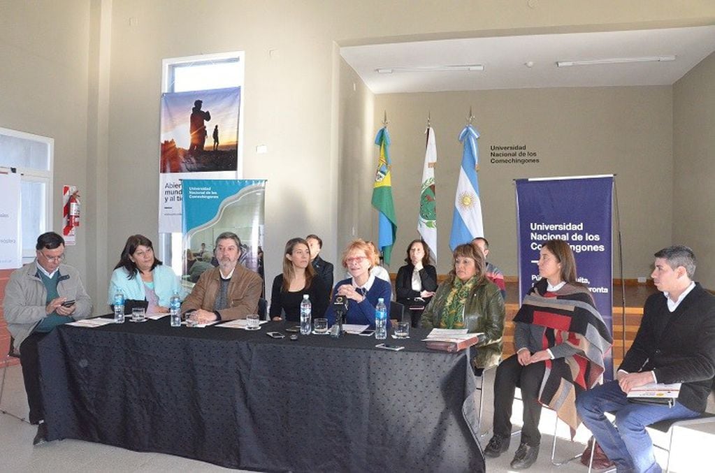 Representantes de universidades, gobierno provincial e intendencias reunidos en conferencia de prensa.