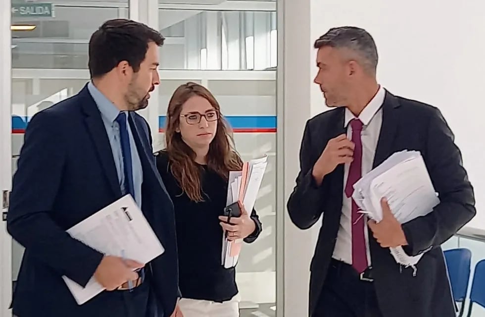 Gastón Ávila, Valeria Haurigot y Franco Carbone fueron al Centro de Justicia Penal a presentar la evidencia recabada desde noviembre.