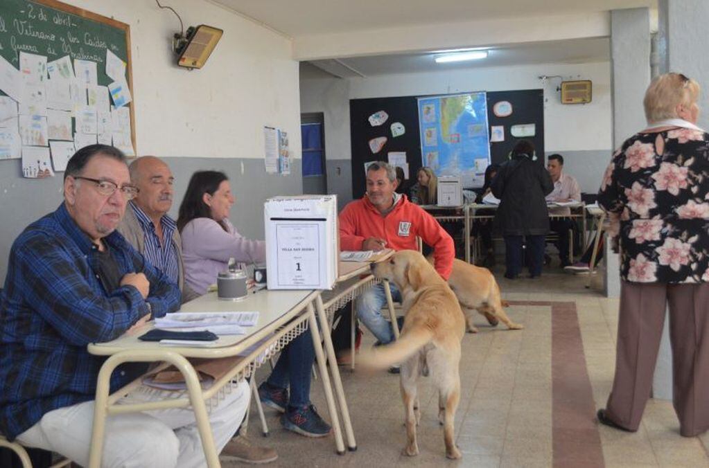 Mesas de votación en la Escuela Mariano Moreno en Villa San Isidro.