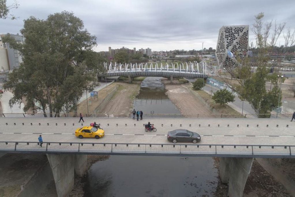 El puente sobre la calle 25 de Mayo fue inaugurado este lunes por Juan Schiarretti. (Prensa Gobierno)
