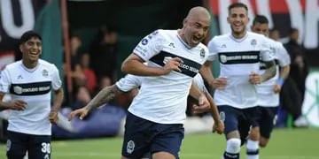 GOLEADOR. Santiago Silva metió dos para la victoria del Lobo en Rosario. (AFA)