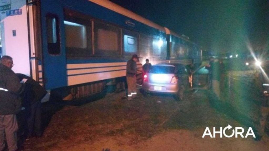 Un auto chocó contra el tren que une Paraná con Colonia Avellaneda y el conductor tuvo que ser trasladado