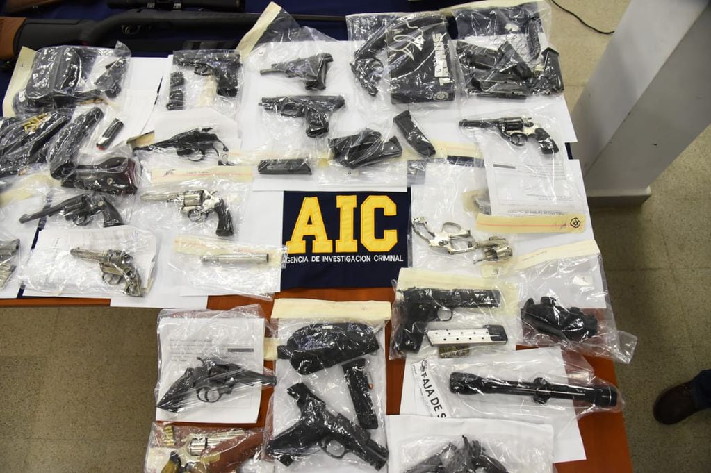 Las fuerzas provinciales incautaron una gran cantidad de armas de puño de grueso calibre. (Ministerio de Seguridad de Santa Fe)