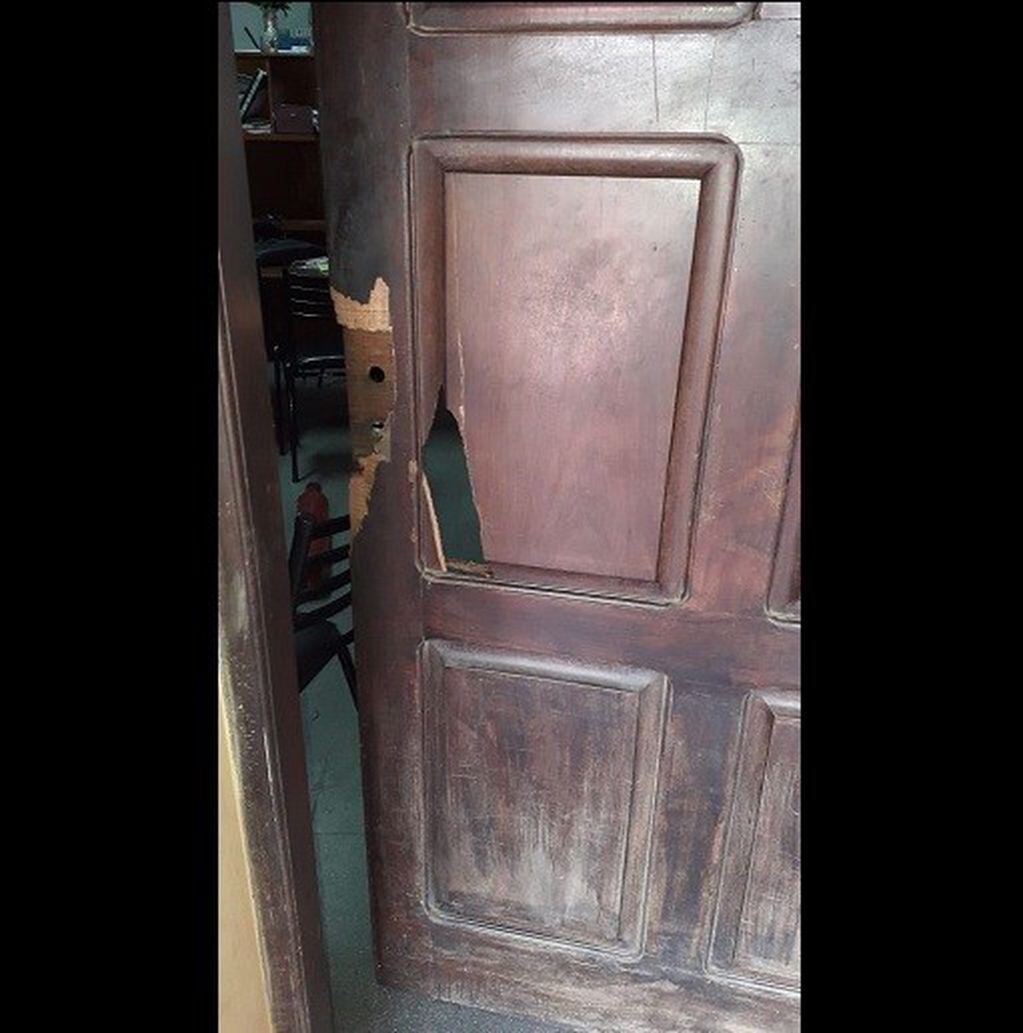 La puerta de entrada fue forzada y las alarmas desactivadas. Foto: Diario Chaco.
