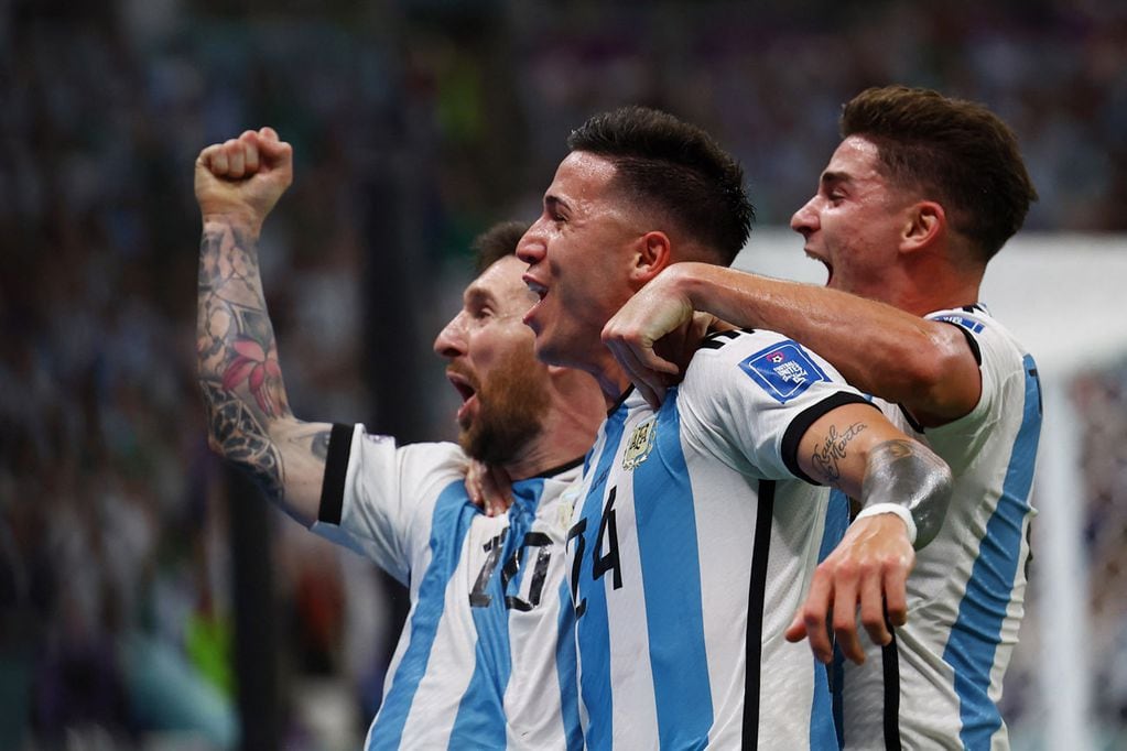 Enzo Fernández celebra junto a Lionel Messi la conversión del segundo gol de Argentina contra México. (Reuters)