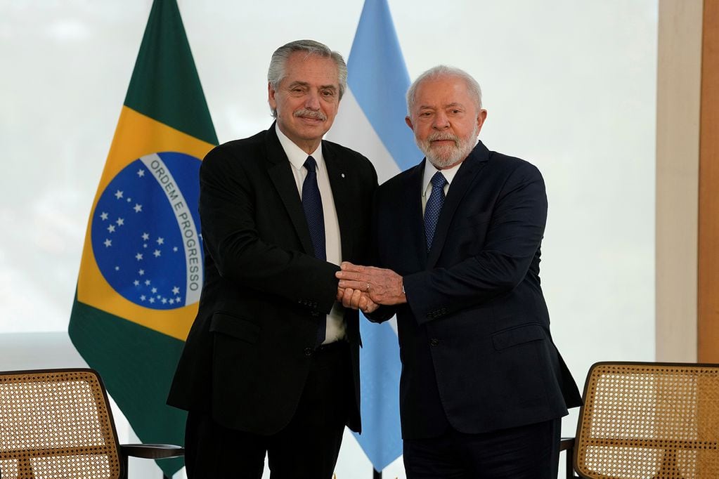 El presidente de Argentina, Alberto Fernández, revisa la guardia de honor antes de una reunión con el presidente de Brasil, Luiz Inacio Lula da Silva, en el Palacio Planalto en Brasilia, Brasil. (AP)