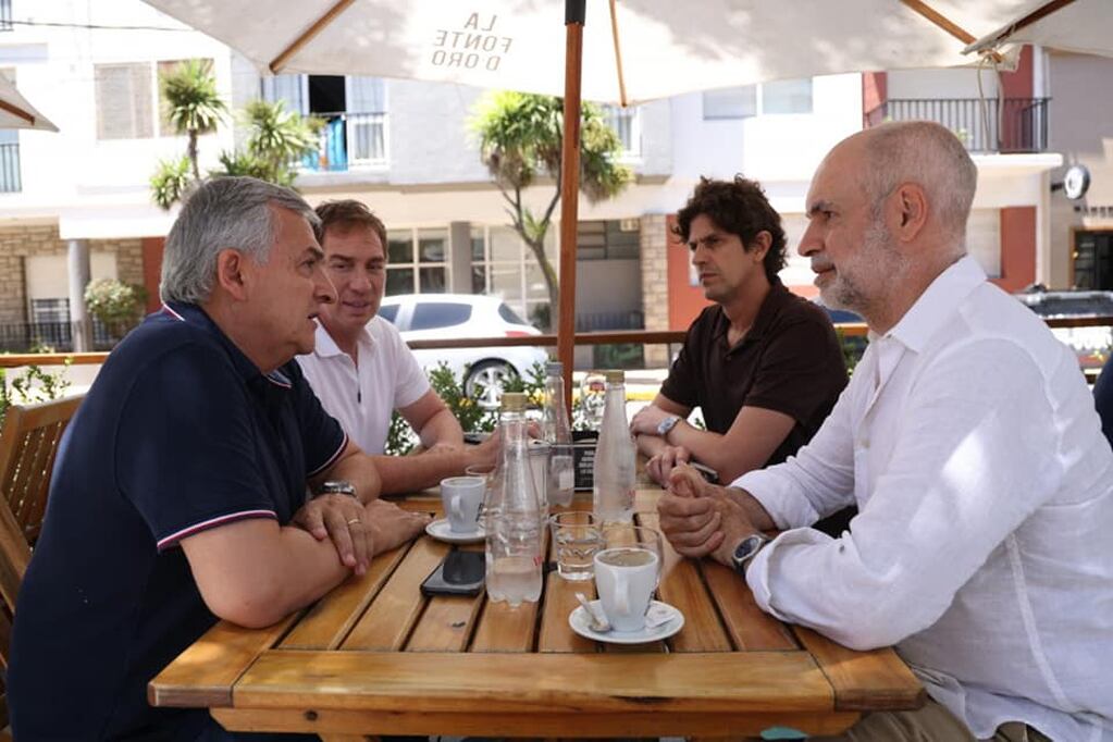 Gerardo Morales en diálogo informal con Diego Santilli, Martín Lousteau y Horacio Rodríguez Larreta, en Mar del Plata.