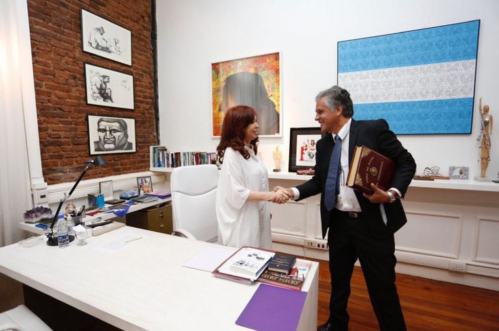 Cristina Kirchner firmó el acta de traspaso de mando por el cual queda a cargo interinamente del Poder Ejecutivo Nacional. (Presidencia)