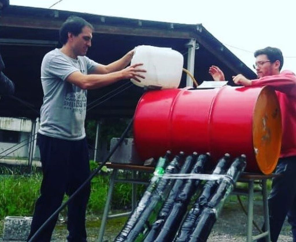 Alumnos rosarinos colocan termotanques solares con materiales reciclables
