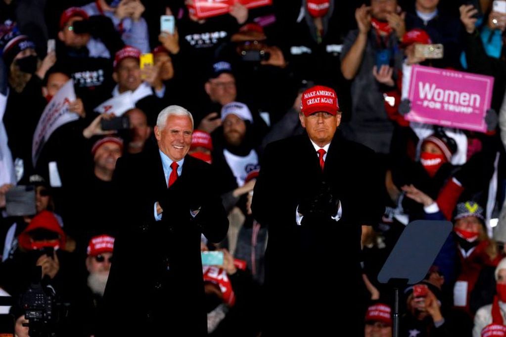 Donald Trump y su vicepresidente Mike Pence en uno de los mitines de cierre de campaña en Grand Rapids, Michigan. (JEFF KOWALSKY / AFP)