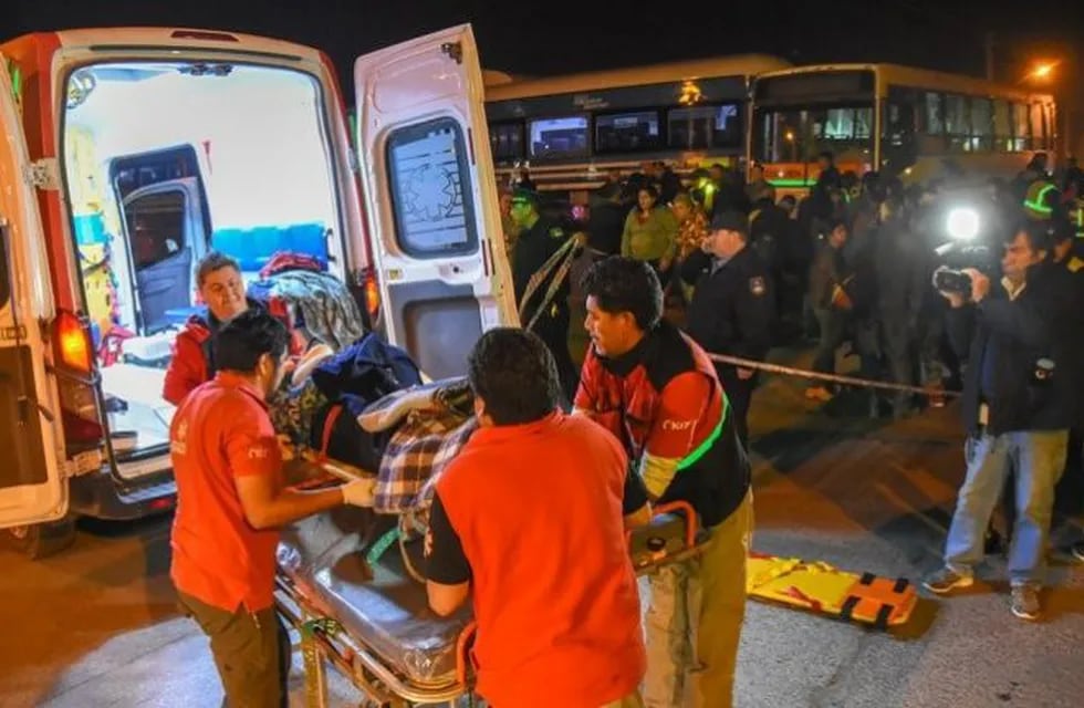 Por el choque cuatro personas fueron trasladadas al hospital con heridas de consideración. (Imneuquén).