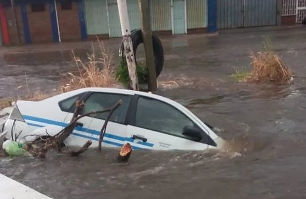 Taxi inundado en San Luis.