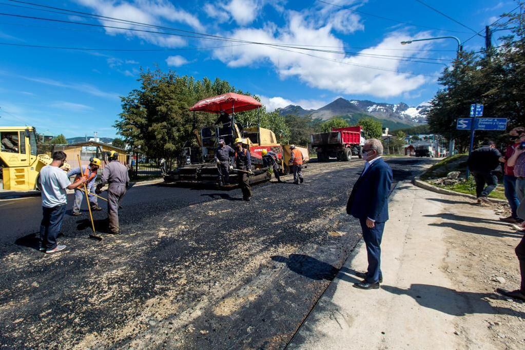 La empresa contratada comenzó los trabajos de repavimentación en la intersección de Pontón Río Negro y Luis Vernet, extendiéndolo hacia Magallanes y  la repavimentación del trayecto hasta la avenida Alem durante la próxima semana.