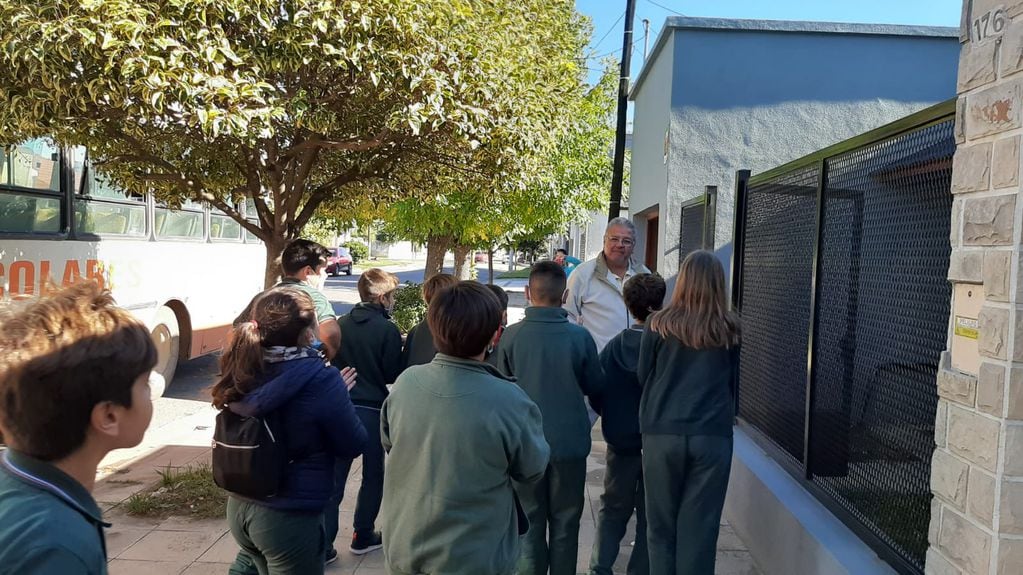 Alumnos del Jesús Adolescente sorprendieron a Veteranos de Malvinas con un desayuno