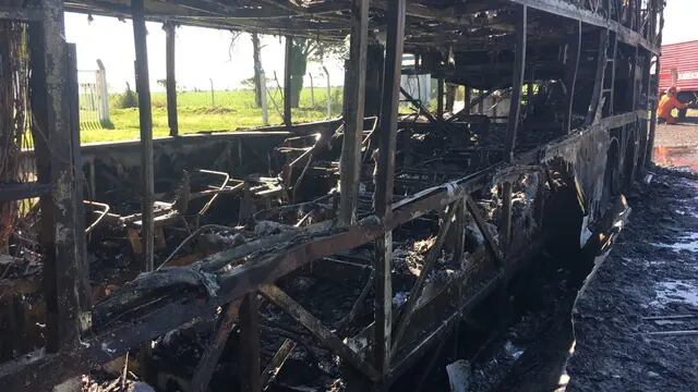 Colectivo incendiado en ruta 9 de Córdoba.