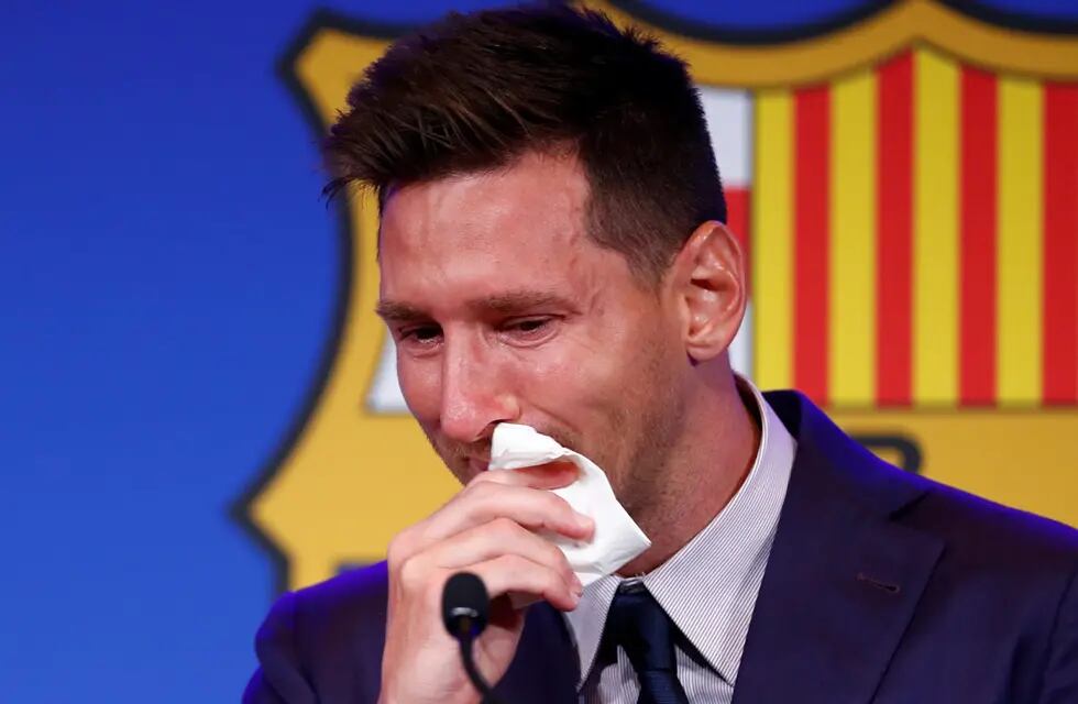 Lionel Messi llorando y secándose las lágrimas en la despedida de Barcelona. (AP)