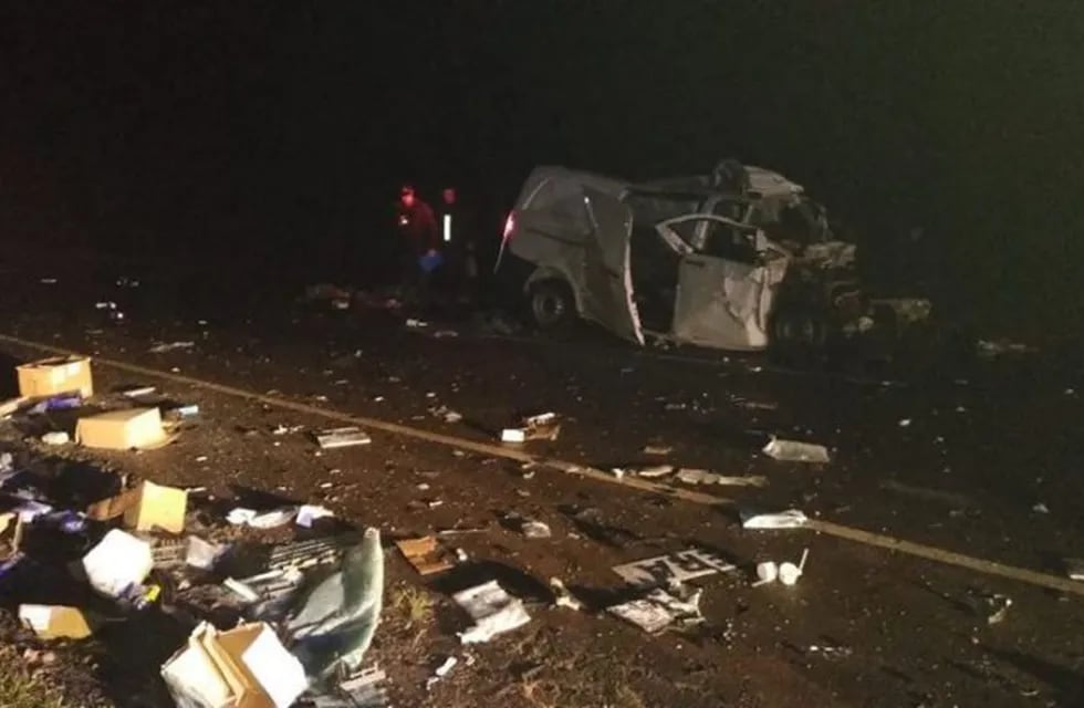 Restos de la camioneta Mercedes cuyo conductor murió al igual que una pasajera, mientras otros 5 ocupantes resultaron heridos. (MisionesOnline)