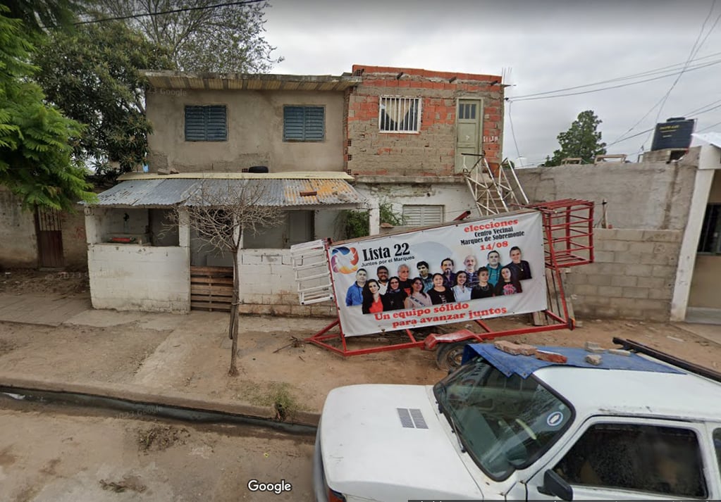 Registro de Google Maps de la vivienda allanada. Al frente, el cartel de la lista 22 de la elección vecinal (captura de pantalla).
