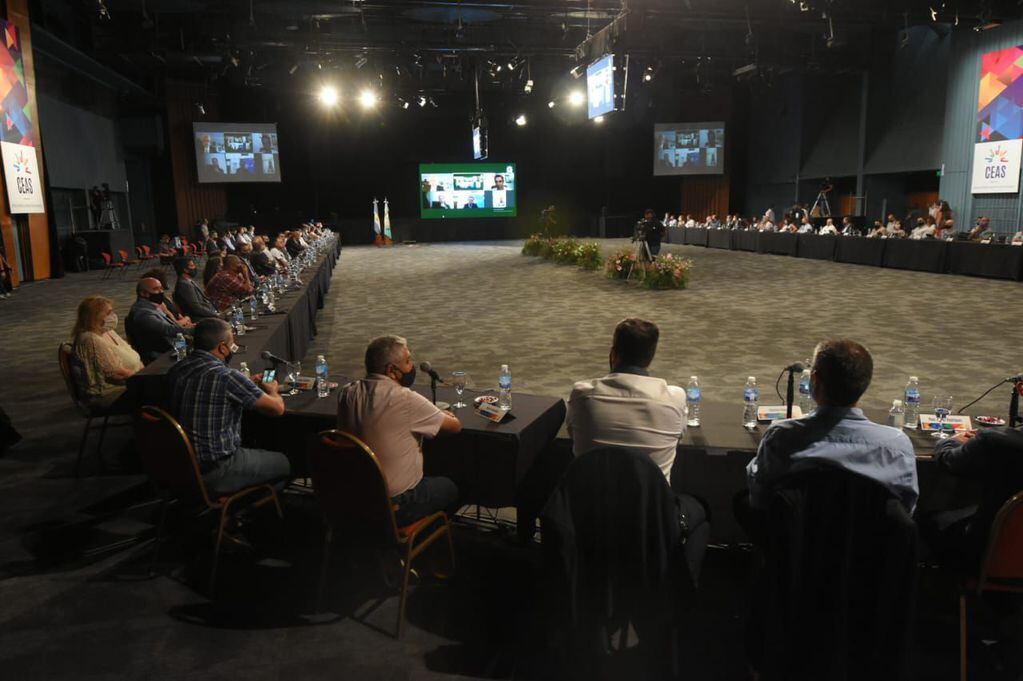 En una amplia mesa se reunieron todos los integrantes del Consejo Económico y Social de Mendoza en el Angel Bustelo. (José Gutiérrez/Los Andes)