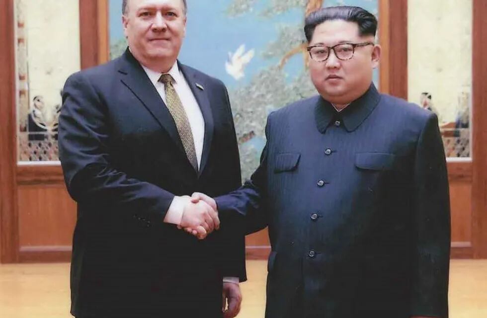 Imagen facilitada por la Casa Blanca facilitada el 26 de abril de 2018 que muestra al entonces director de la CIA, Mike Pompeo (i), junto al líder de Corea del Norte, Kim Jong-un, en Pionyang (Corea del Norte). (EFE)