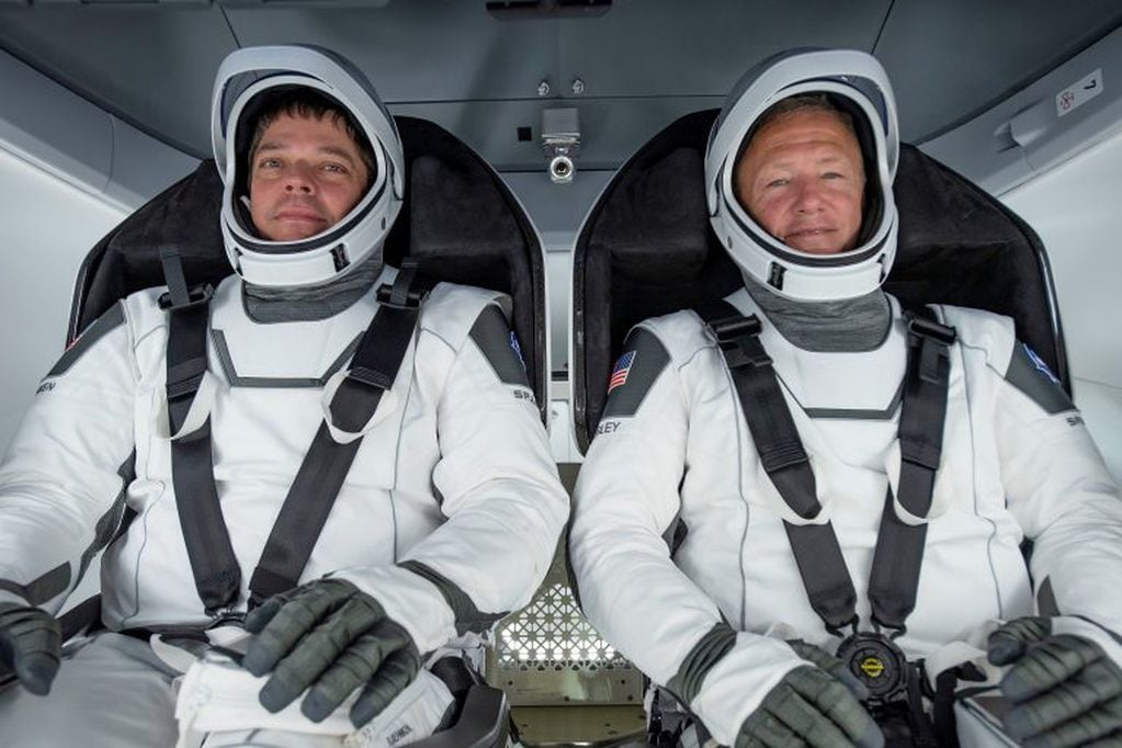 Los astronautas Bob Behnken (a la izquierda) y Doug Hurley, durante uno de los numerosos  ensayos previos al primer vuelo tripulado de la nave Crew Dragon, de SpaceX.