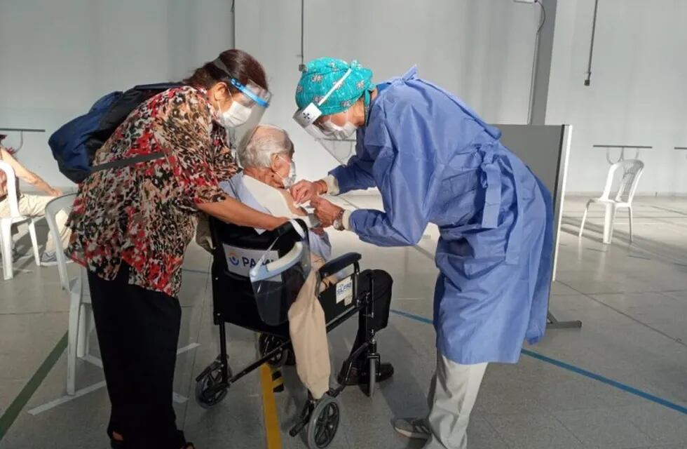 En San Juan, la semana pasada comenzaron a vacunar a los mayores de 80 contra el coronavirus.