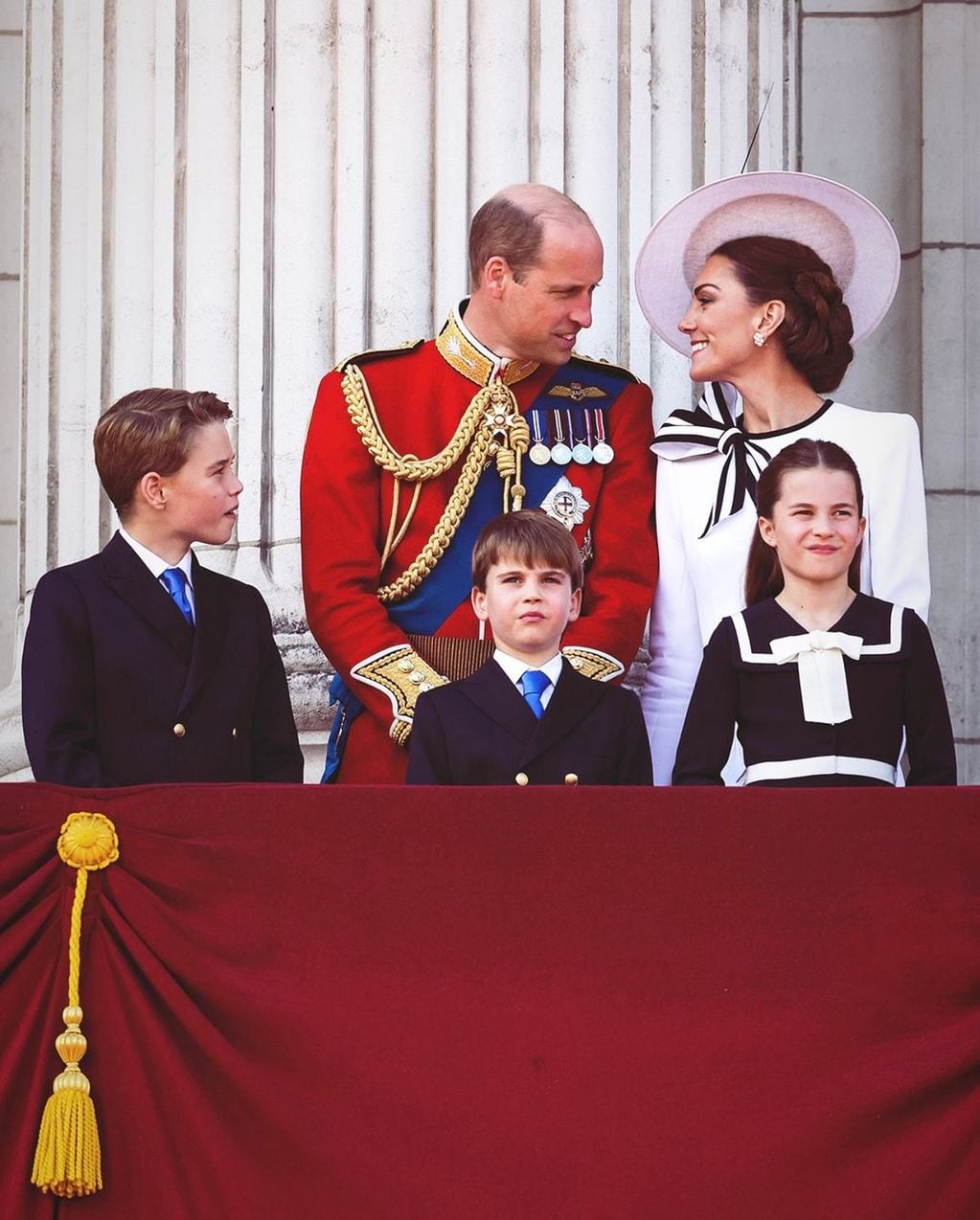 Kate Middleton junto al príncipe Williams y a sus hijos, Louis, George y Charlotte
