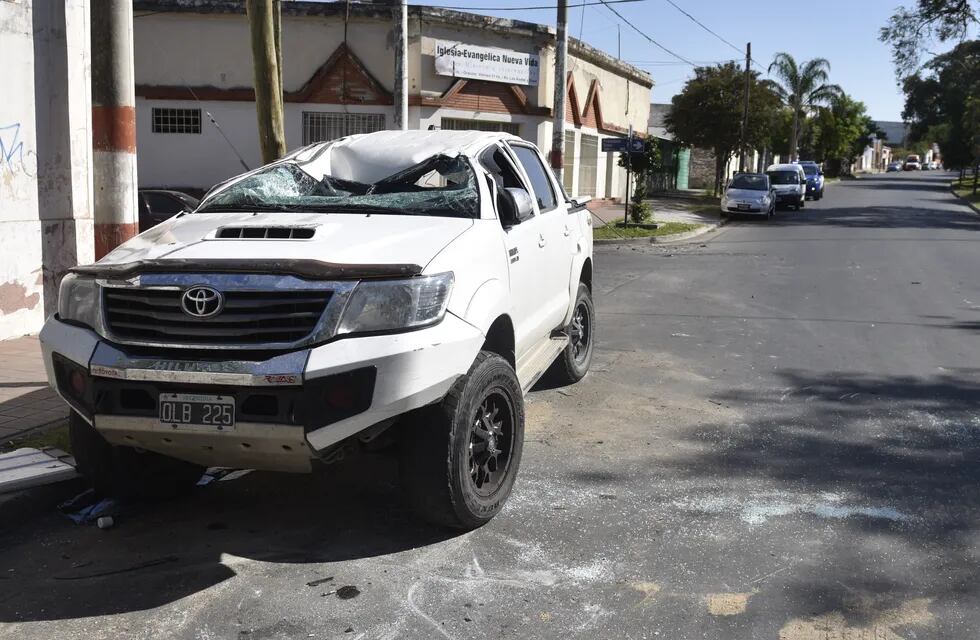 Una camioneta choco y volco en barrio San Martín, calle Los Andes al 1.400. (Ramiro Pereyra)