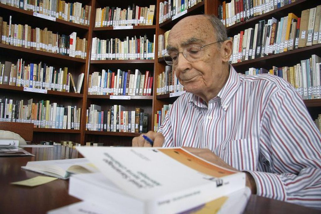 El escritor José Saramago en la biblioteca de su domicilio en la isla de Lanzarote.