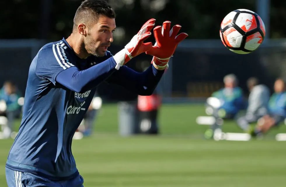 Argentina goalkeeper Mariano Andujar reaches for the ball during practice Monday, June 13, 2016, in Tukwila, Wash. Argentina is scheduled to face Bolivia on Tuesday in a Copa America Centenario soccer match in Seattle. (AP Photo/Ted S. Warren)rnrnrn seattle eeuu mariano andujar futbol entrenamiento seleccion argentina futbol futbolistas seleccion argentina entrenamientos