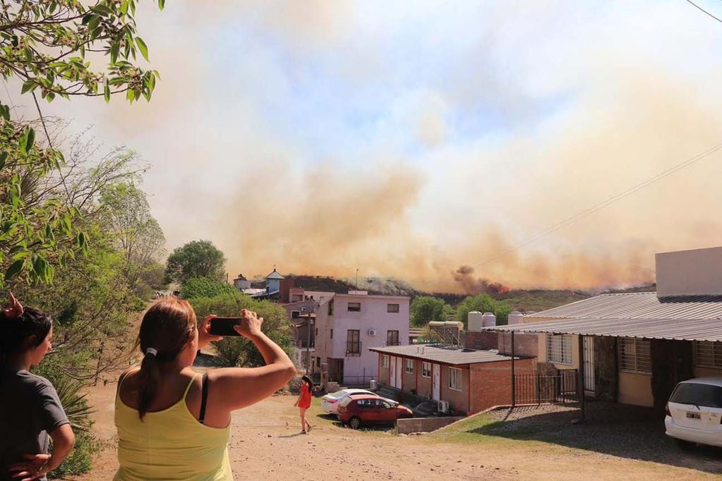 Bomberos trabajando en el incendio forestal de Cabalango. (Yanina Aguirre / Corresponsalía Carlos Paz La Voz)