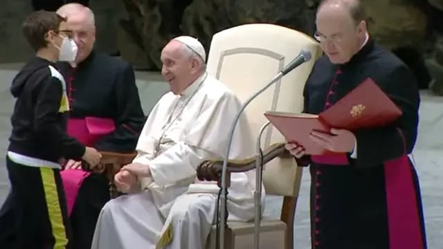 Un niño subió al estrado del Papa Francisco durante la audiencia general