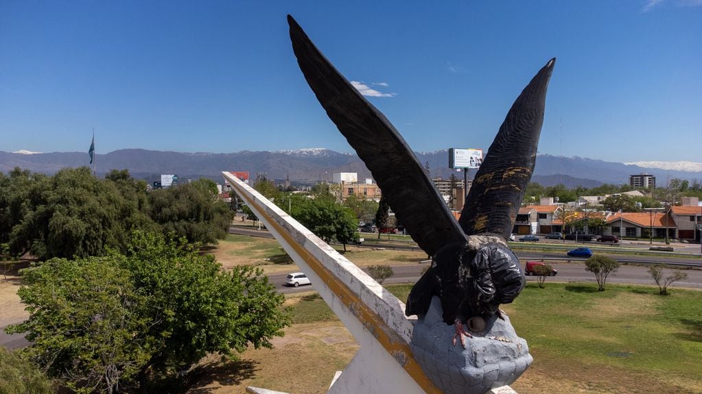 Monumento está emplazado en la intersección del Acceso Sur y Acceso Este del ingreso a la ciudad de Mendoza.