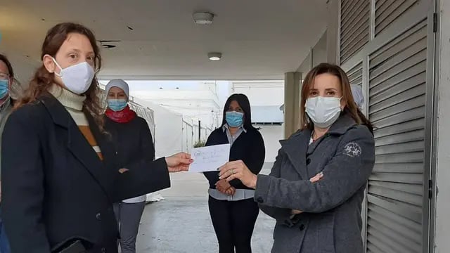 Donación del Círculo de la Prensa de Rafaela a los trabajadores del Hospital
