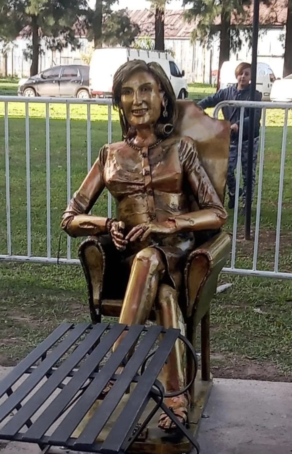 La primera versión de la estatua sólo duró unas semanas instalada en el parque.