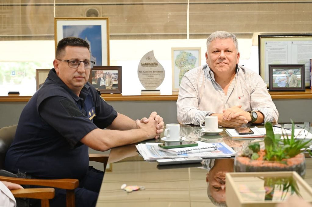 Comisario Pablo Álvarez junto al intendente Gustavo Benedetti