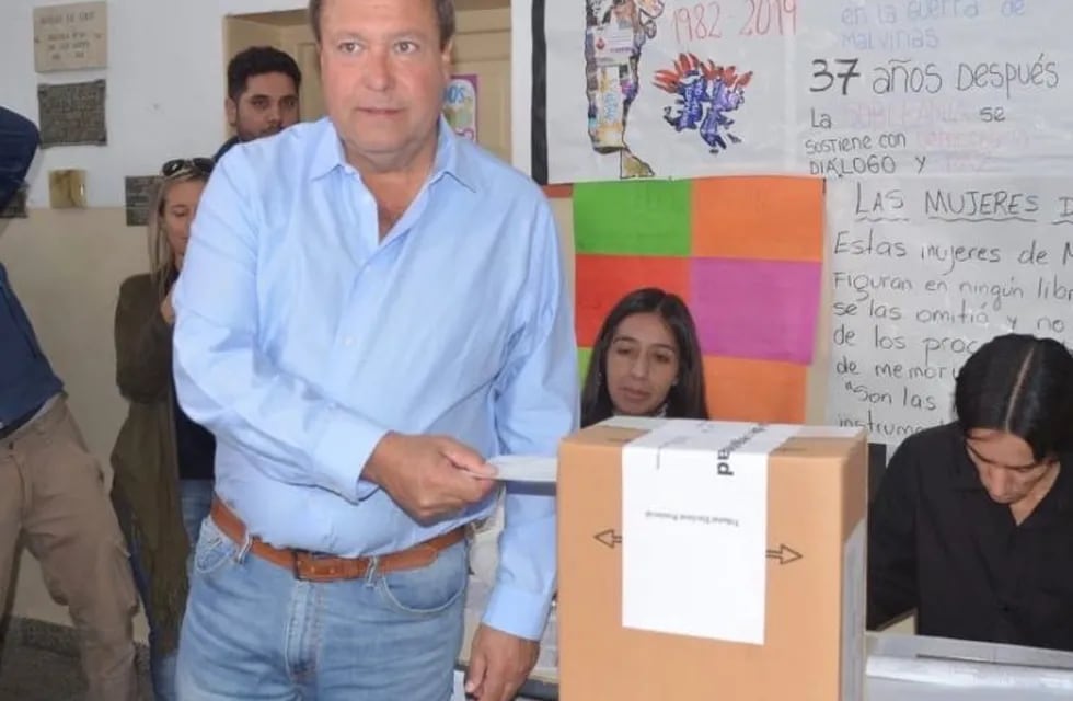 Alberto Weretilneck criticó al peronismo después de emitir su voto en las urnas.