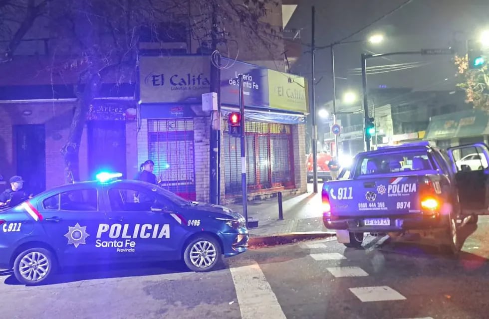 La policía inspeccionó la esquina de Mendoza y Valparaíso en busca de evidencia.