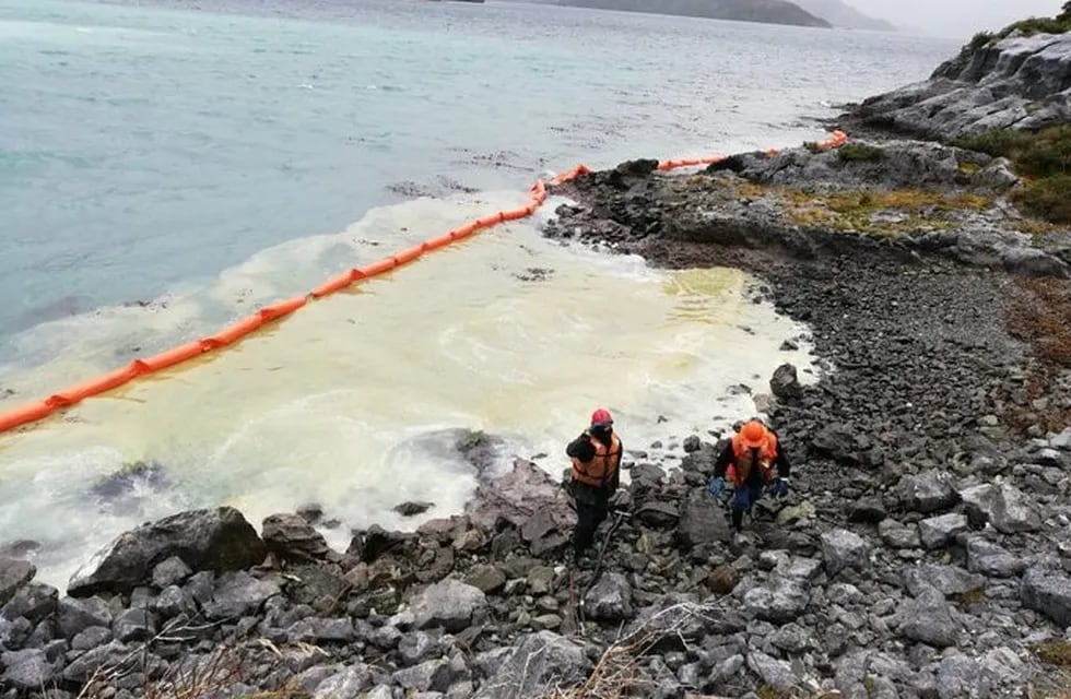 Derrame de petróleo en la Patagonia chilena (Foto: Marcos Henríquez)