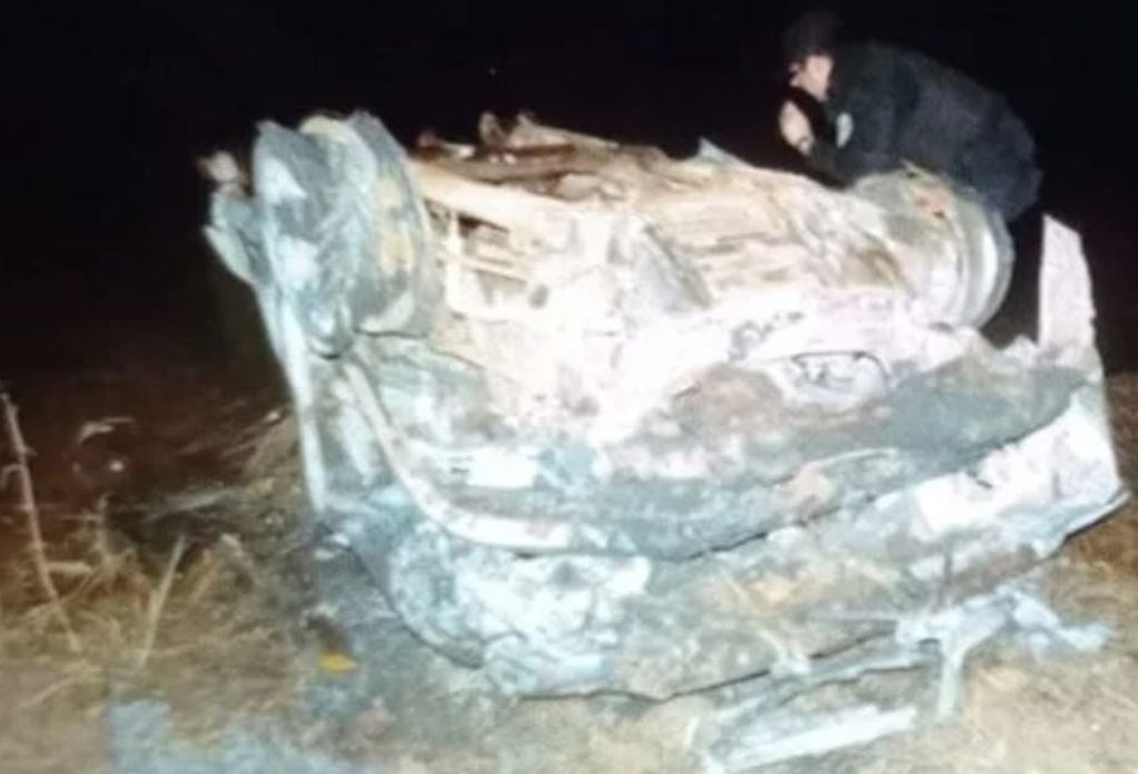 Hallan automóvil incinerado en el río en Garuhapé.