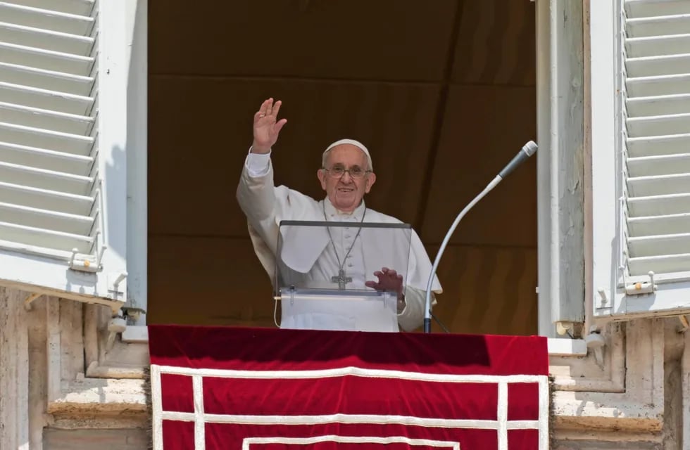 El Papa Francisco saluda a la multitud cuando llega a la oración del mediodía del Ángelus desde la ventana de su estudio con vista a la Plaza de San Pedro, en el Vaticano. (AP)