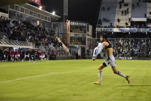 Lucas Albertengo festeja el gol de la victoria de Atlético de Rafaela