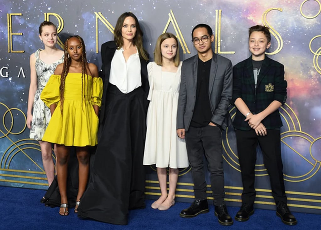 Angelina Jolie junto a cinco de sus hijos. 